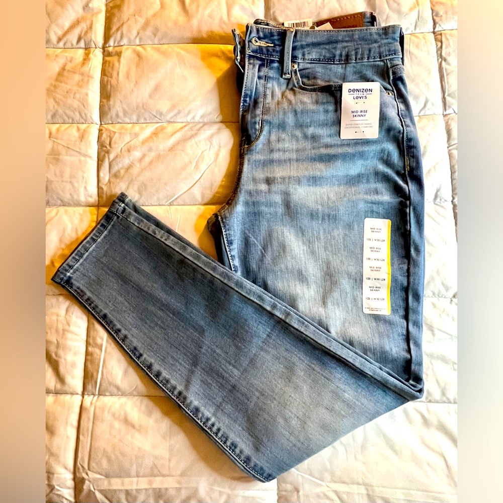 NWT Levi Mid rise skinny. Light wash blue. Women’s size 10. - Picture 1 of 7